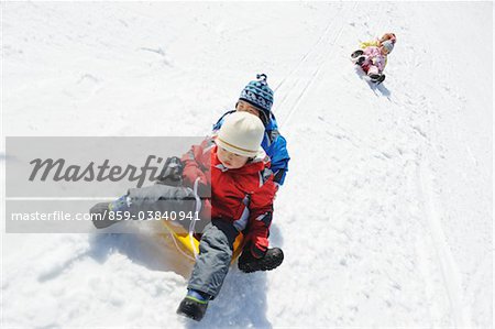 Kinder im Schnee Rodeln