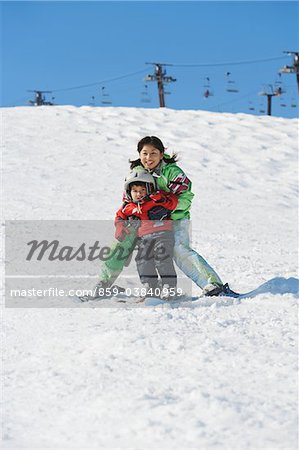 Mère de ski avec son fils