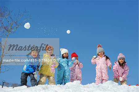 Enfants jeter la boule de neige