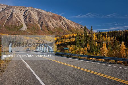 Panorama Herbst auf dem Alaska Highway in der Takhanne River Bridge, Yukon-Territorium in Kanada