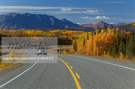 Malerischer Blick auf den Alaska Highway und des Datenverkehrs zwischen Haines, Alaska und Haines Junction, Yukon-Territorium, Kanada, Herbst