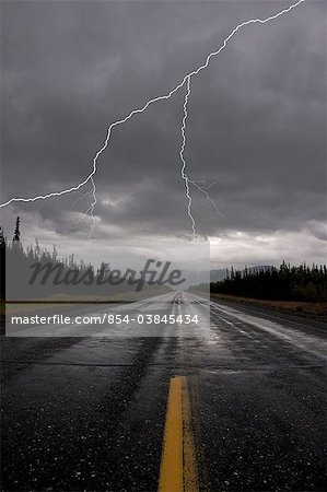 Coup de foudre et la tempête sur l'autoroute d'Alcan, Yukon territoire, Canada, été