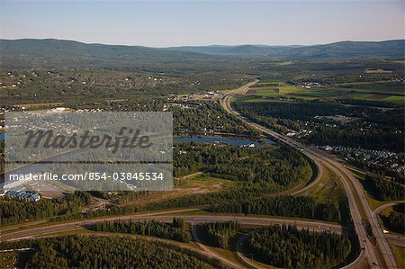 Luftbild der Stadt Fairbanks und Johansen Expressway, Alaska Interior, Sommer
