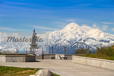 Landschaftlich von der Südseite der Alaskakette und der Mount McKinley, gesehen vom Parks Highway und Susitna River Ausschau, South Central Alaska, Frühling
