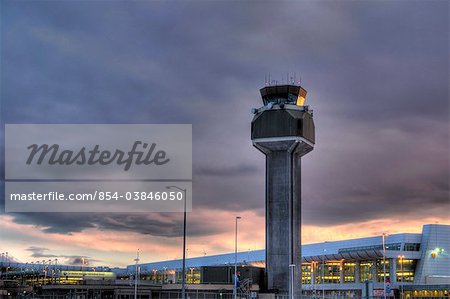 Vue sur la tour de contrôle de la Ted Stevens Anchorage International Airport, au coucher du soleil, centre-sud de l'Alaska, hiver. HDR