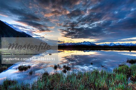 Ciel du matin reflétant sur un étang situé près de l'autoroute de la Copper River à l'extérieur de Cordova, centre-sud de l'Alaska, printemps. HDR