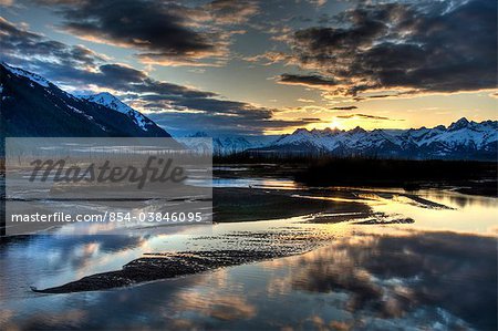 Lumière sur les montagnes Chugach matinale se reflète dans la rivière Scott dans la forêt nationale de Chugach, Centre-Sud Alaska, printemps, HDR