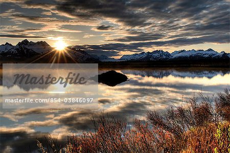 Lever du soleil sur les montagnes Chugach avec un étang et beaver lodge à l'avant-plan, route de la rivière Copper, forêt nationale de Chugach, centre-sud de l'Alaska, printemps, HDR