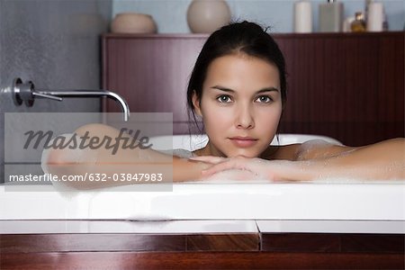 Détente dans le bain, femme portrait
