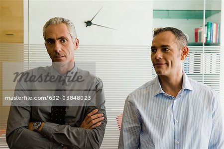 Hommes debout côte à côte dans le bureau, portrait