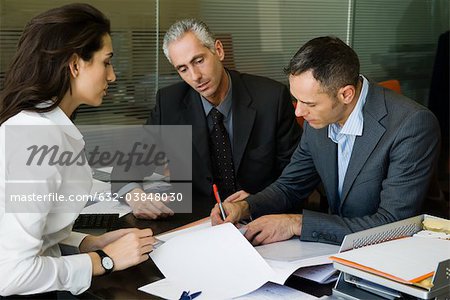 Führungskräfte, die Unterzeichnung der Papierkram im Büro