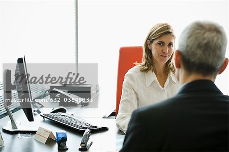 Geschäftsfrau, die Treffen mit Kunden im Büro