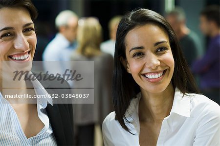 Femmes professionnelles en riant, portrait