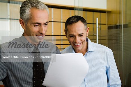 Les hommes d'affaires en regardant document ensemble