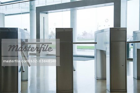 Drehkreuze im Gebäude Empfangshalle Drehkreuze im Gebäude Empfangshalle