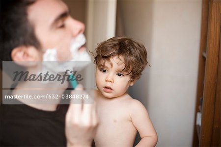 Garçon enfant regardant son rasage père