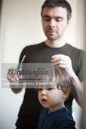 Garçon jeune enfant ayant sa coupe de cheveux