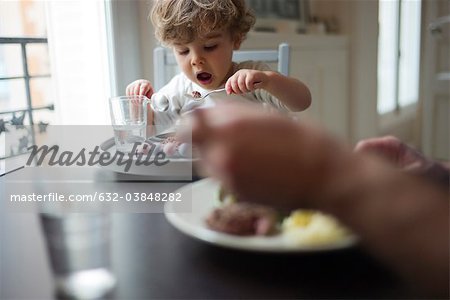 Garçon bébé repas avec parent