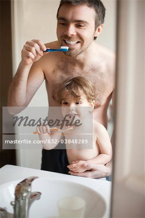 Fils père et enfant en bas âge, se brosser les dents ensemble