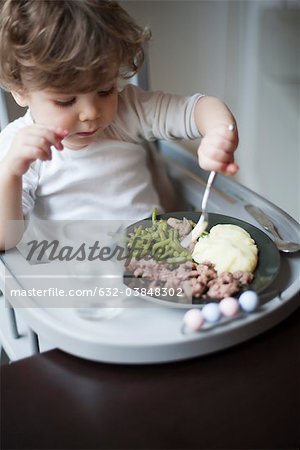Kleinkind jungen selbst füttern