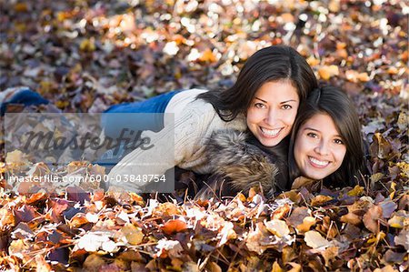 Portrait de la mère et la fille à l'automne