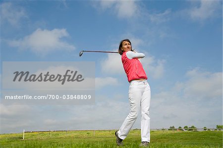 Femme jouant Golf