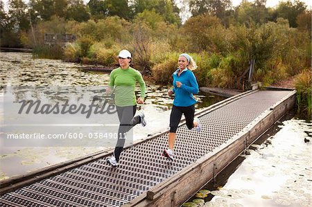 Deux femmes de Jogging dans le parc