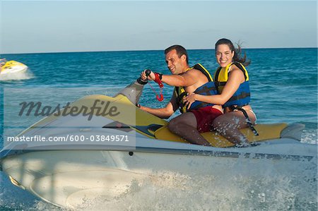 Paar auf Wassermotorräder