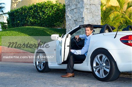 Homme sortir de voiture, Reef Playacar Resort and Spa Hotel, Playa del Carmen, Quintana Roo, péninsule du Yucatan, Mexique