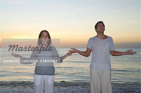 Couple méditant sur la plage, l'hôtel Reef Playacar Resort et Spa, Playa del Carmen, Mexique