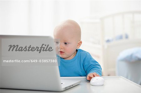Petit garçon à l'aide d'ordinateur portable