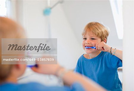 Junge seine Zähne putzen