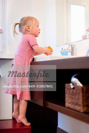 Fille de tout-petit à laver ses mains