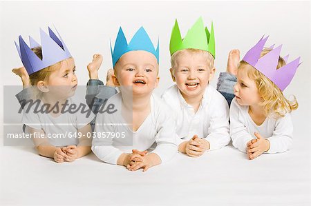 Jeunes enfants portant des couronnes de papier