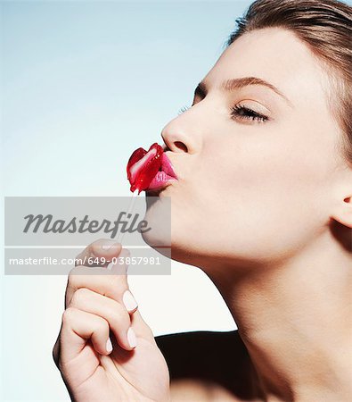 Lächelnde Frau küssen Lutscher