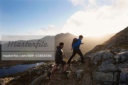 Hommes de randonnée sur le flanc de la montagne rocheuse