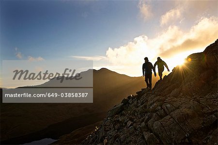 Hommes de randonnée sur le flanc de la montagne rocheuse