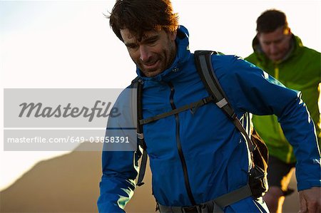 Männer wandern zusammen