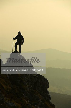 Randonnée sur la colline rocheuse de l'homme