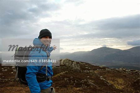 Homme en admirant la vue sur la montagne de randonnée