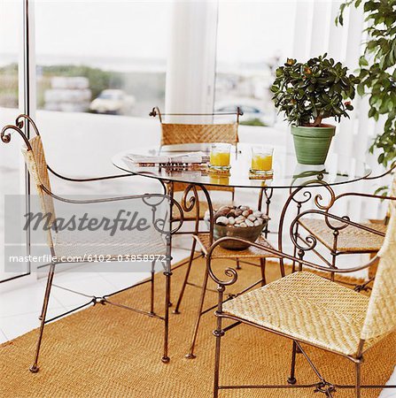 Luxus-Interieur mit Tisch und Stuhl
