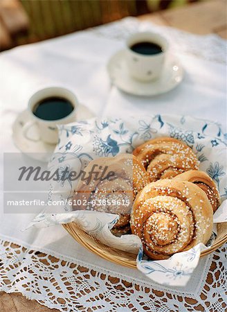 Nahaufnahme von Kaffee und Croissants auf Tisch