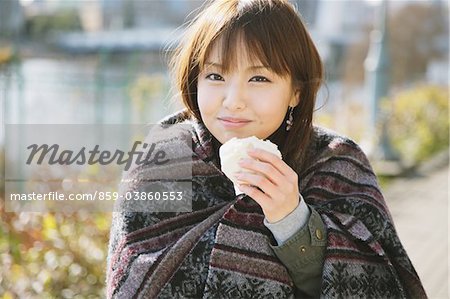 Femmes japonaises manger des Dim Sum et portant châle