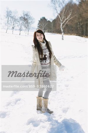 Teenage Girl posiert im Schnee