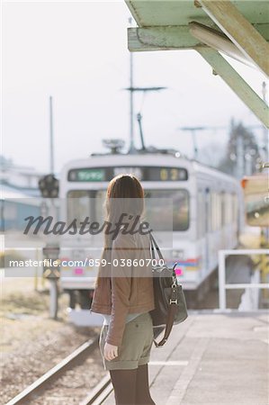Jeune femme sur la plate-forme d'attente pour le Train