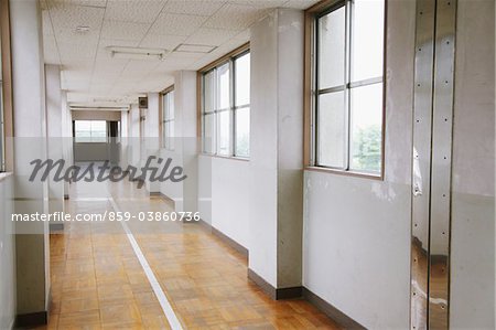 Couloir dans le bâtiment de l'école