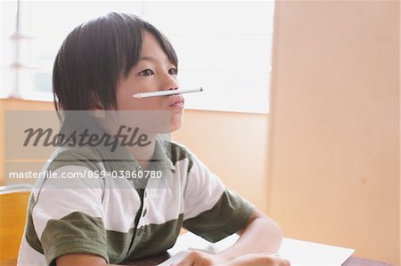 Garçon équilibrage crayon entre les lèvres et le nez Garçon équilibrage crayon entre les lèvres et le nez