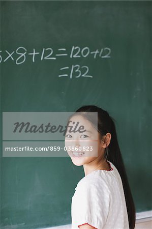 Écolière résoudre problème de maths