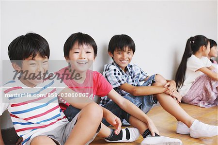 Enfants assis sur le plancher