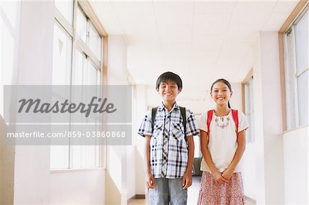 Schulfreunden beieinander stehen im Korridor